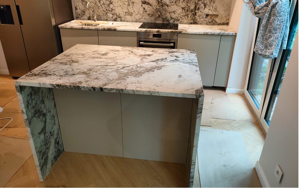 Küchenarbeitsplatte mit einer Insel aus Granit Ice Blue