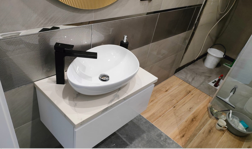 Badezimmerarbeitsplatte mit einem Waschbecken