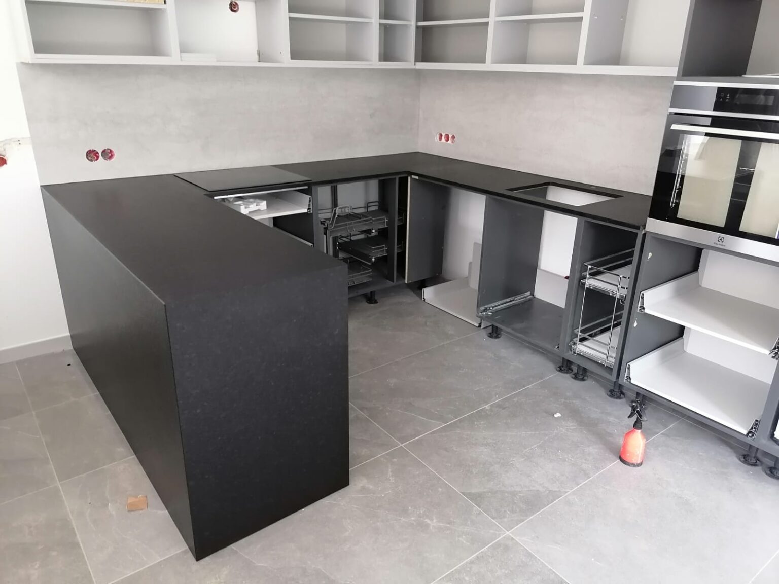 Küchenarbeitsplatte aus Nero Assoluto satiniert