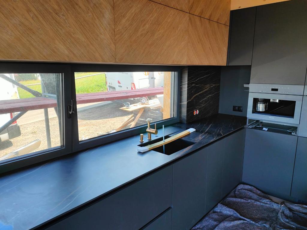 Küchenarbeitsplatten und Wandbeläge aus Keramik Laminam Noir Desir