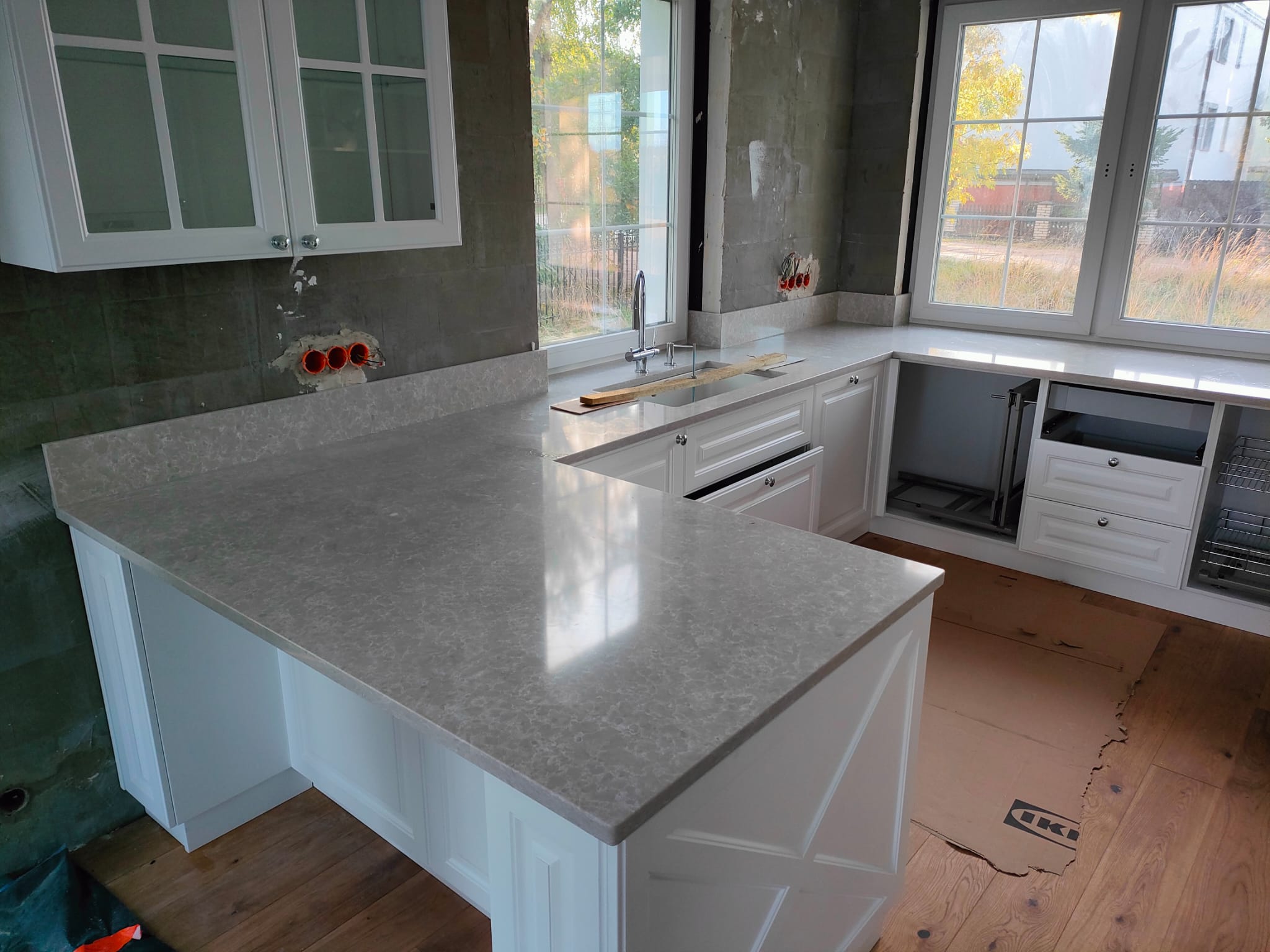 Küchenarbeitsplatte aus einem drei Zentimeter starken Konglomerat