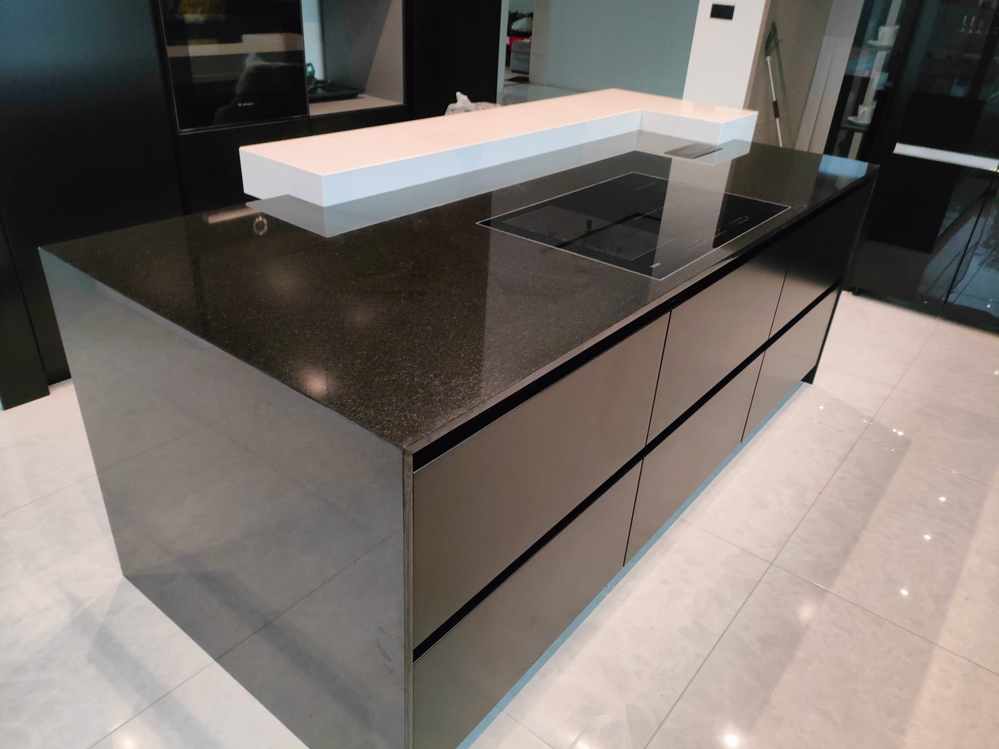 Kücheninsel aus Assoluto Black und Noble Linea