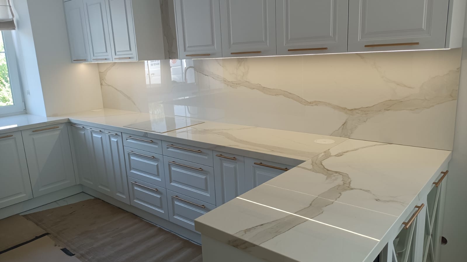 Küchenarbeitsplatte mit einer Wandverkleidung aus Keramik