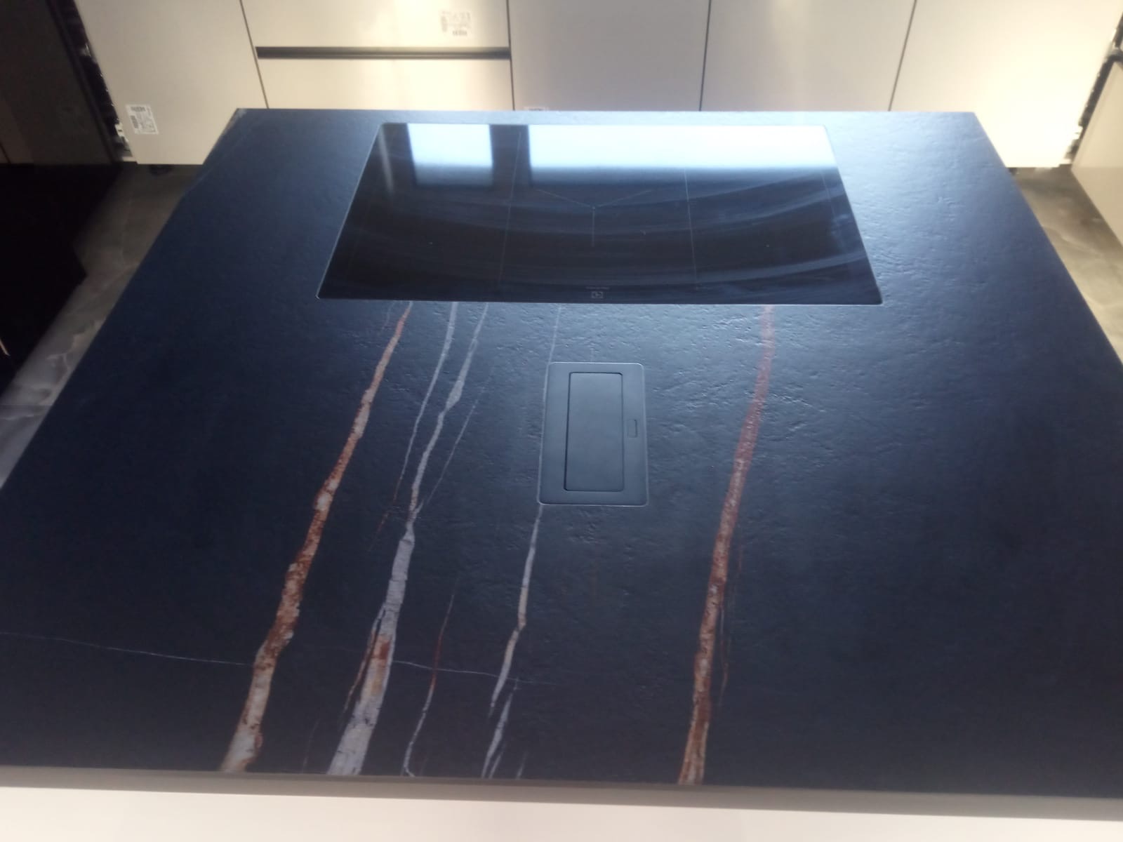 Küchenarbeitsplatte aus schwarzer Keramik