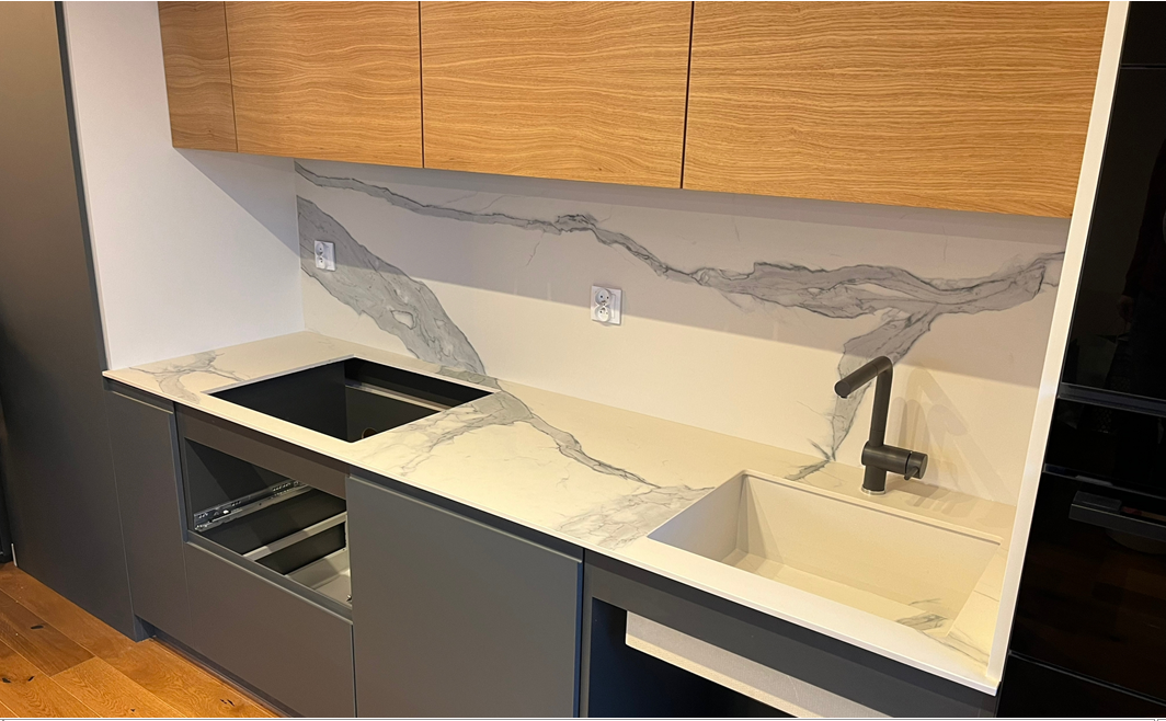 Küchenarbeitsplatte aus Keramik mit einer Unterbauspüle