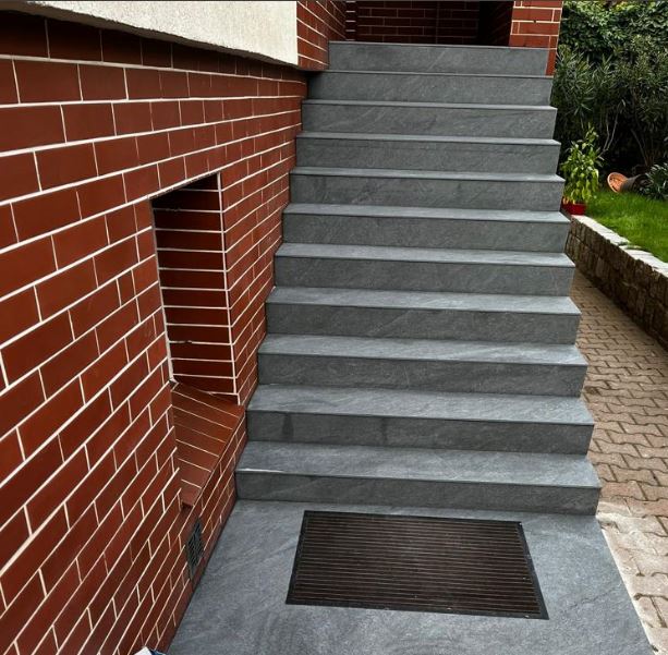 Treppenstufen und ein Podest mit einem Abwassersystem