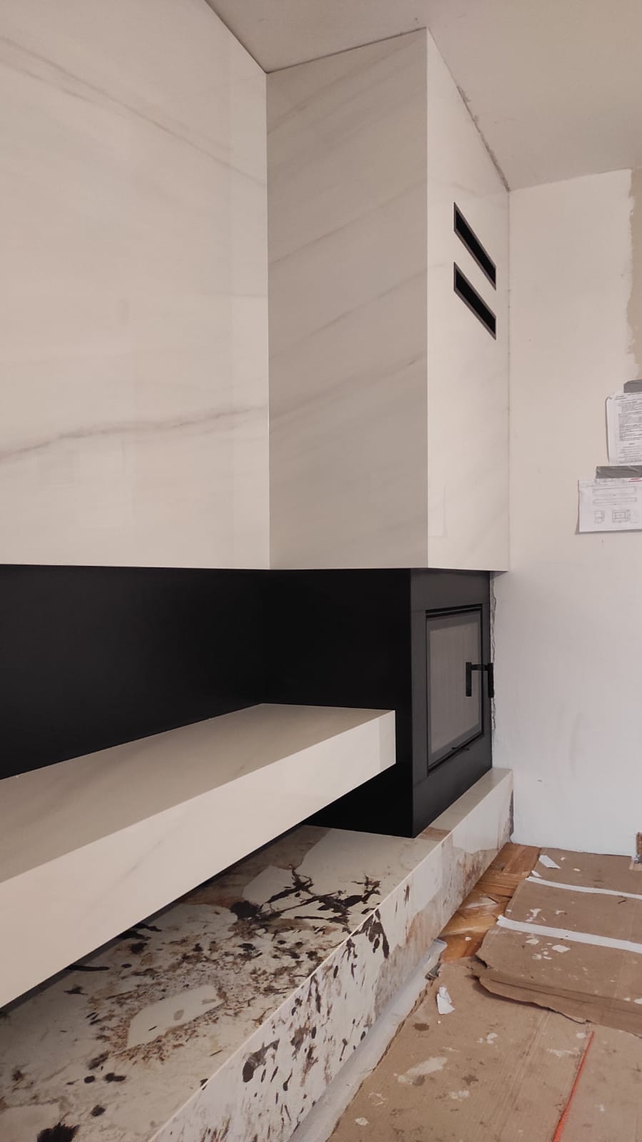 Keramikverkleidung. Schrank, Kamin und Regal