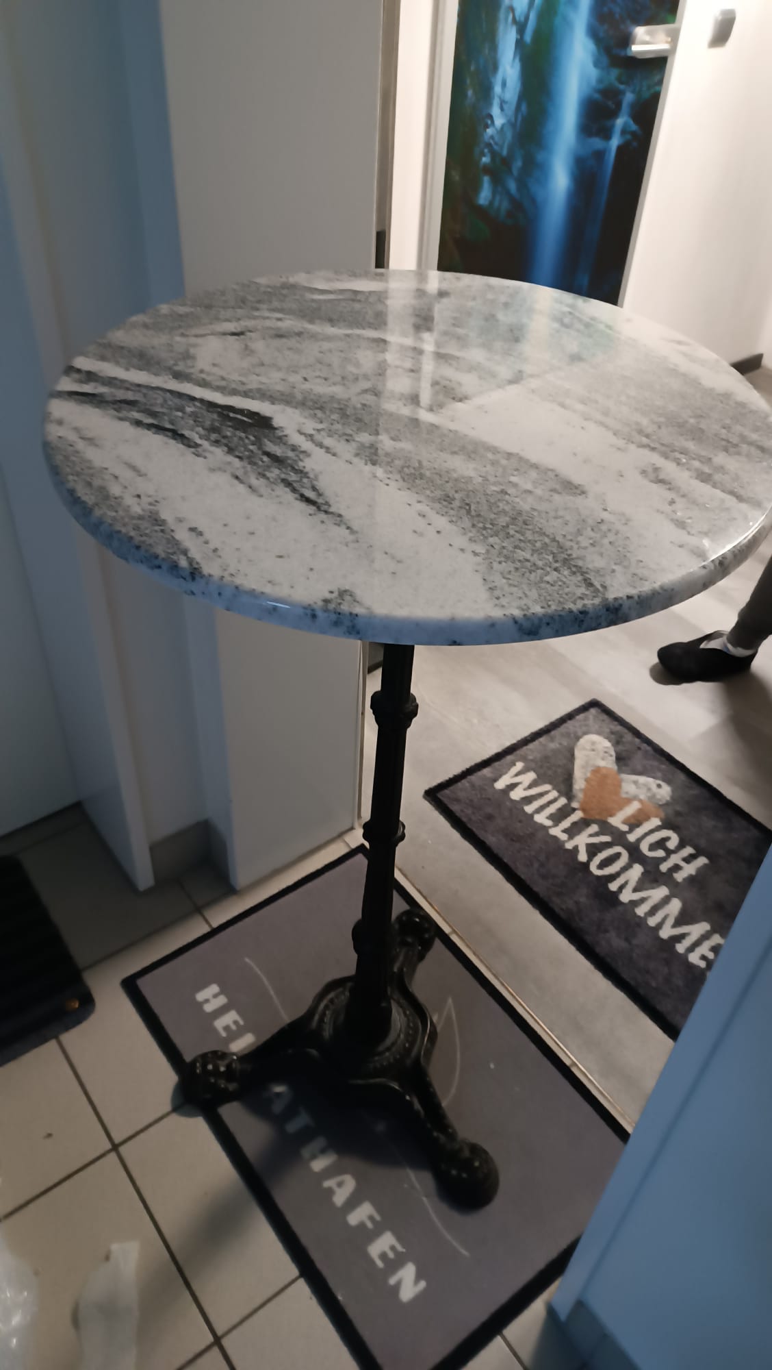 Ein runder Tisch aus Viscount White Exotica in 20 mm stärke