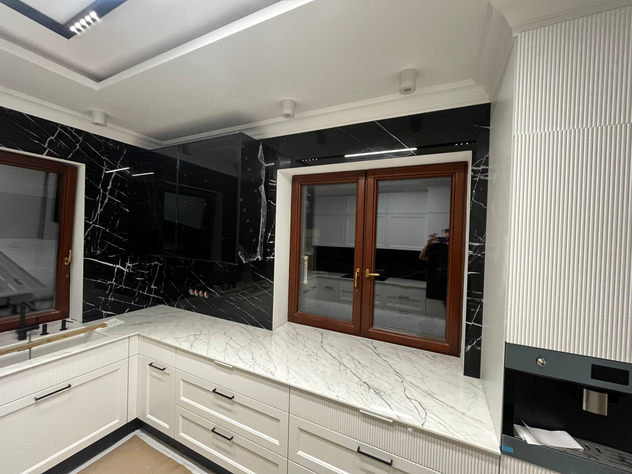 Küchenarbeitsplatte mit einer Wandverkleidung