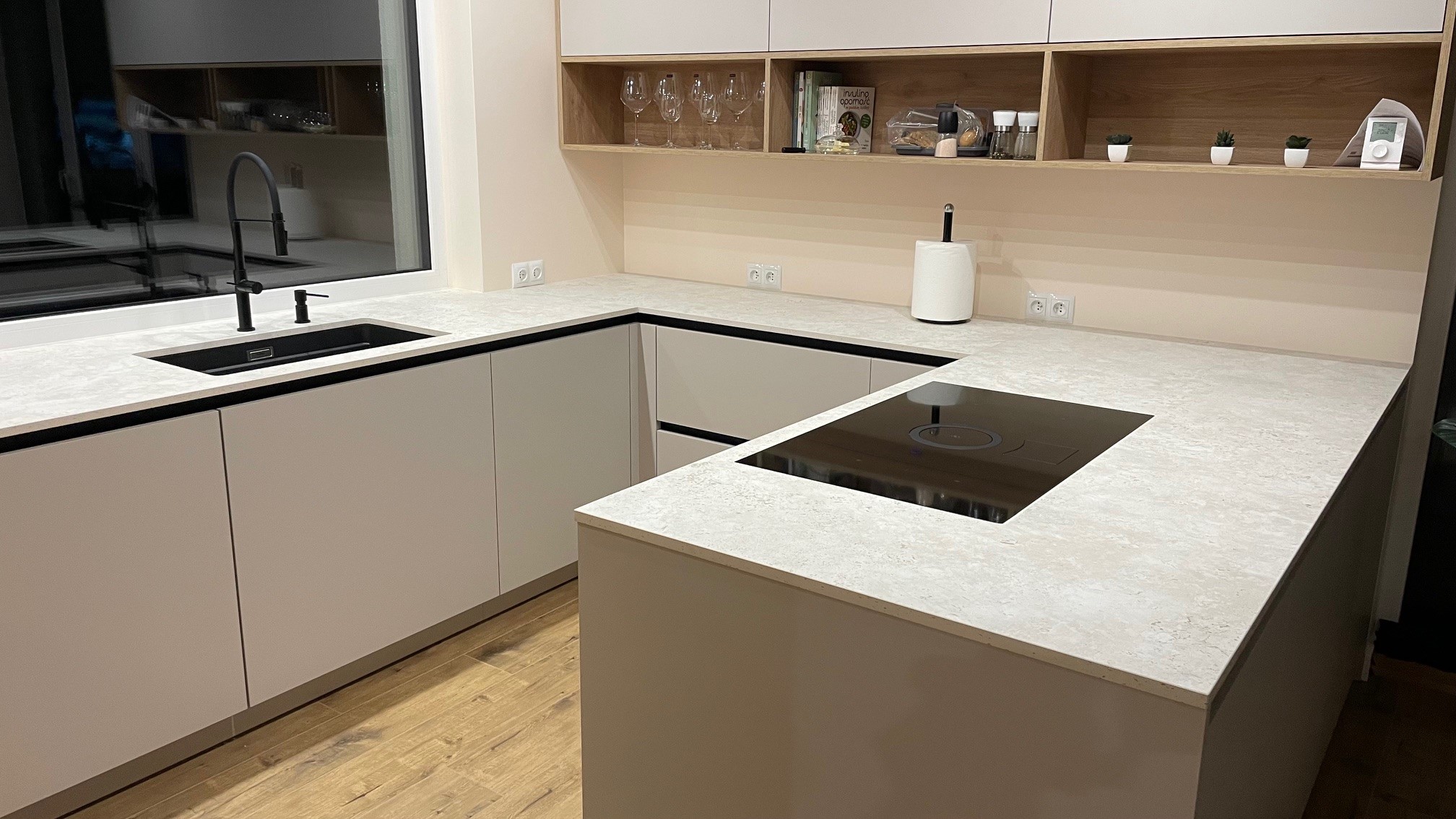 Küchenarbeitsplatte in einer U Form aus Dekton Sabbia TK05