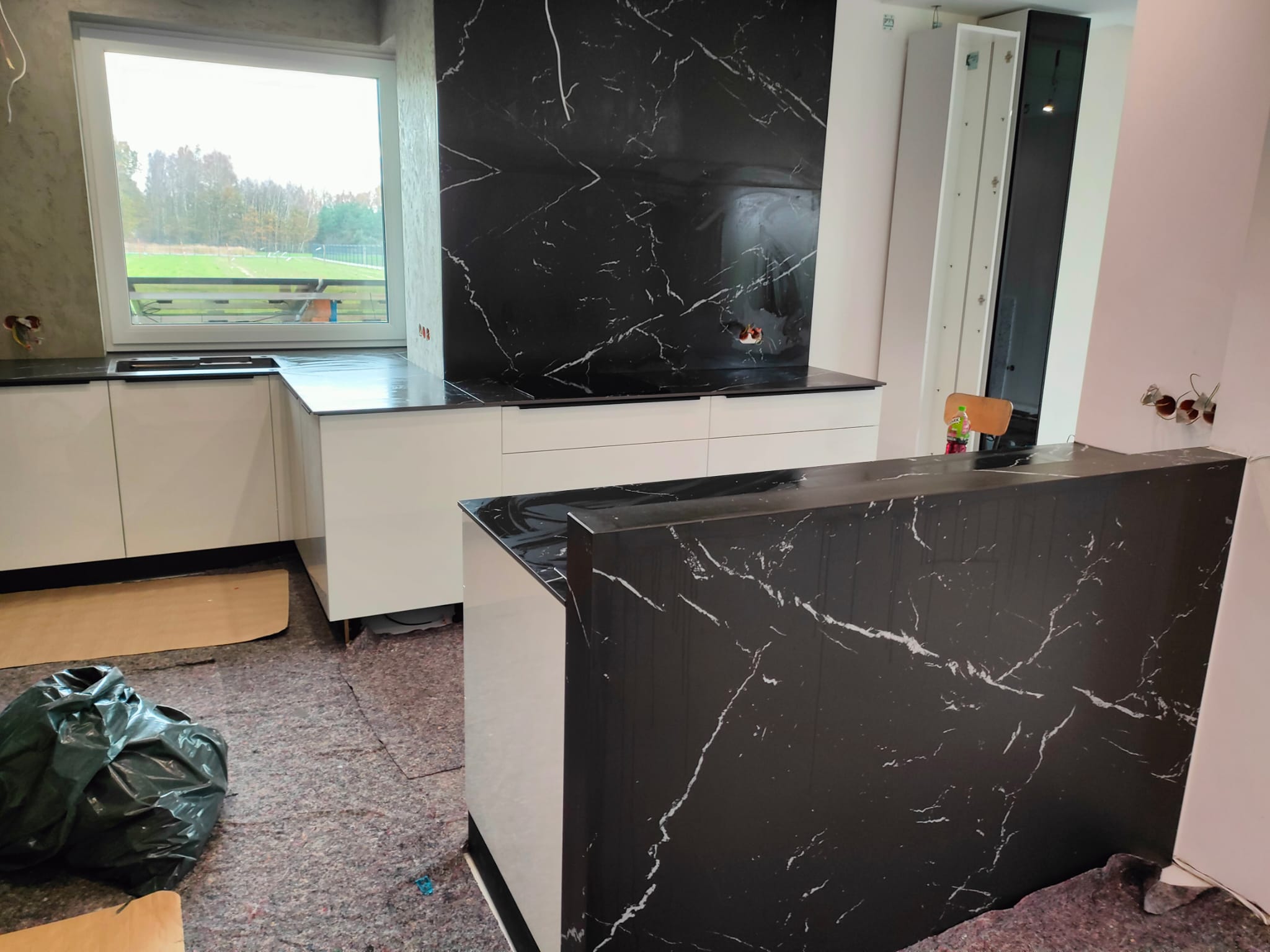 Küchenarbeitsplatte aus Neolith Niagara mit einer Verkleidung