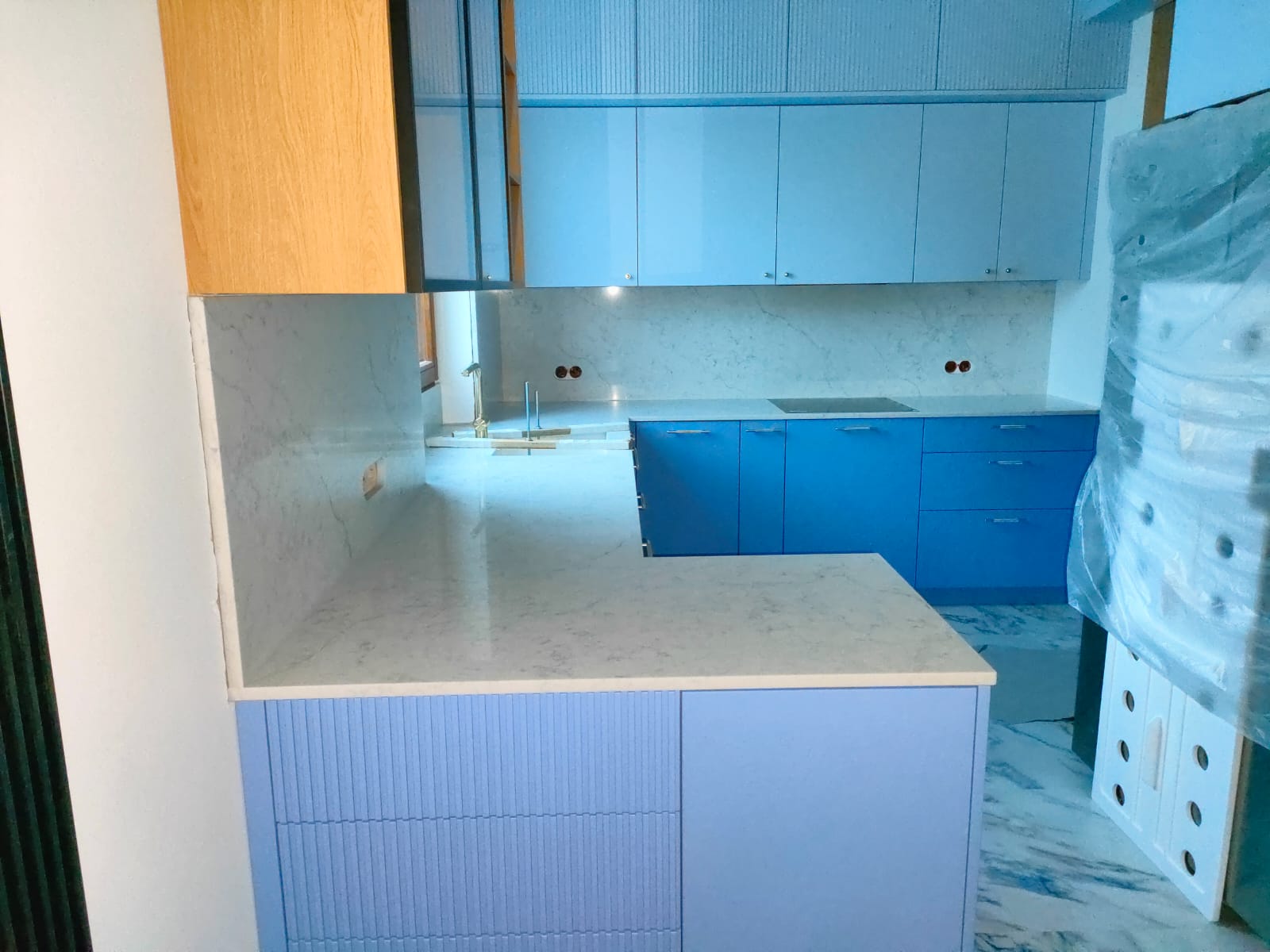 Küchenarbeitsplatte aus einer weißen Keramik.