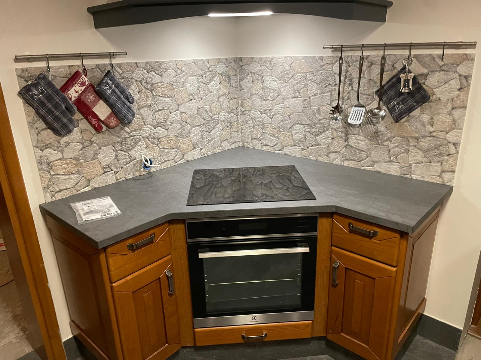 Küchenarbeitsplatte aus einem grauen Konglomerat