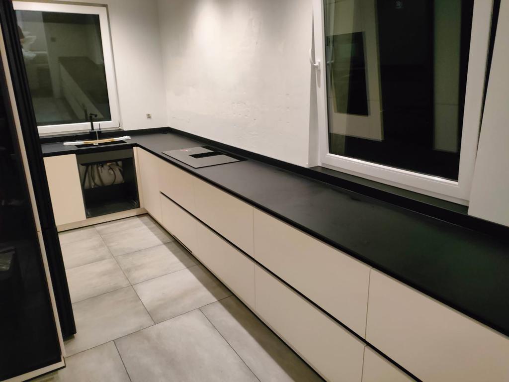 Küchenarbeitsplatte aus schwarzer Keramik