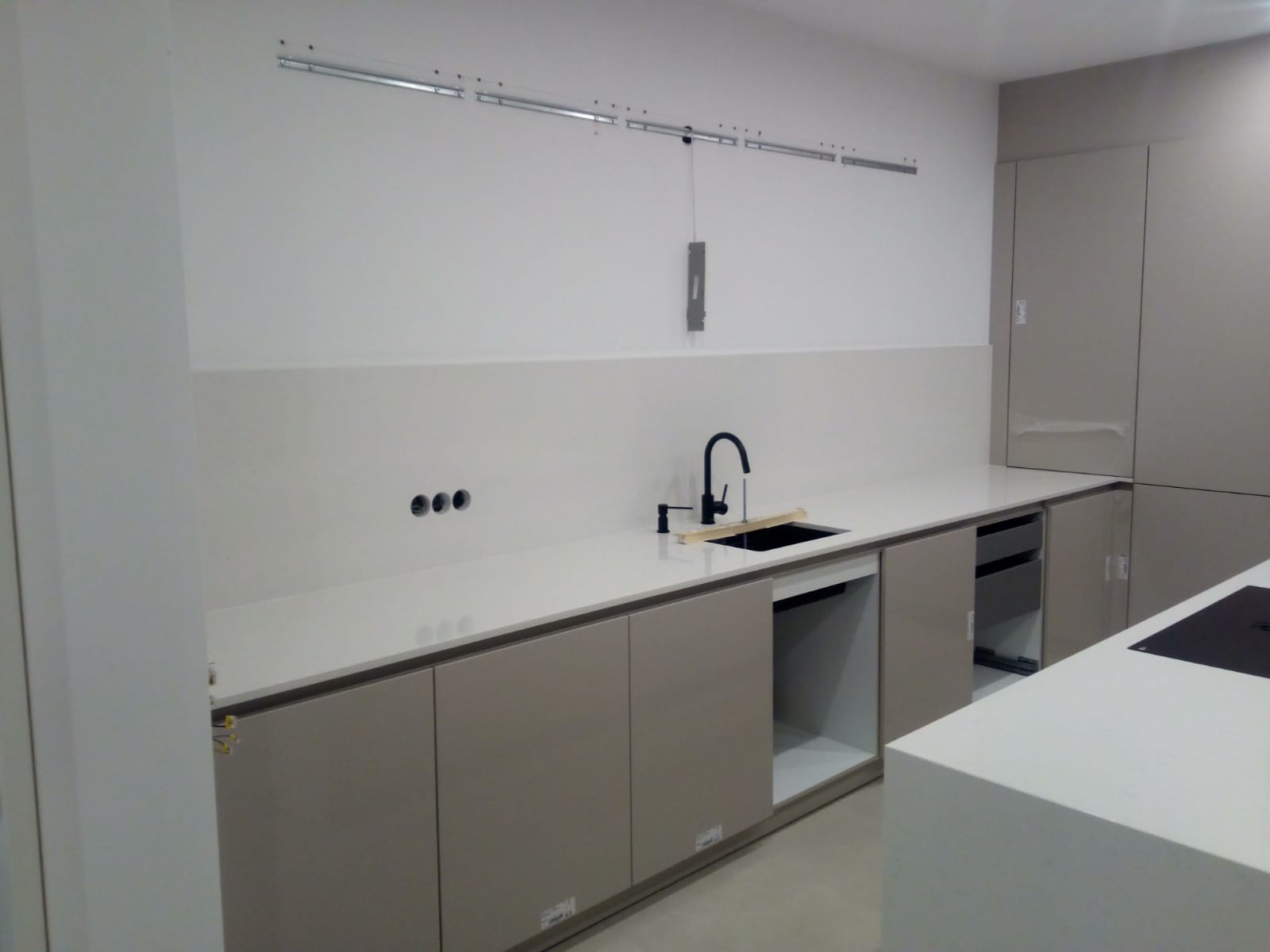 Kücheninsel mit einer Küchenarbeitsplatte aus weißer Keramik