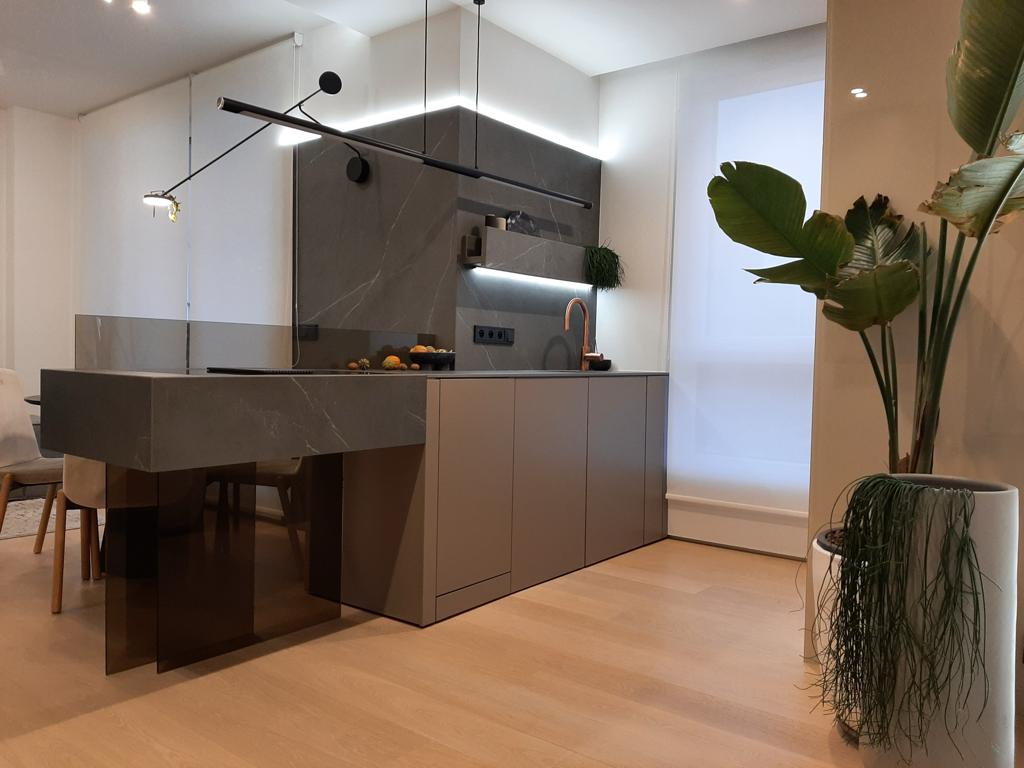 Küche mit einer braunen Keramik aus Neolith Pulpis