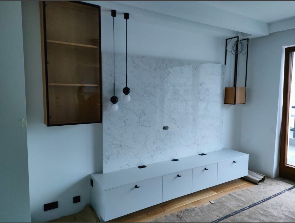 Wohnzimmerwand aus weißer Keramik