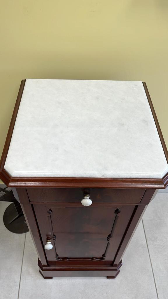 Modernisierung eines Möbelstücks mit einer Marmorplatte