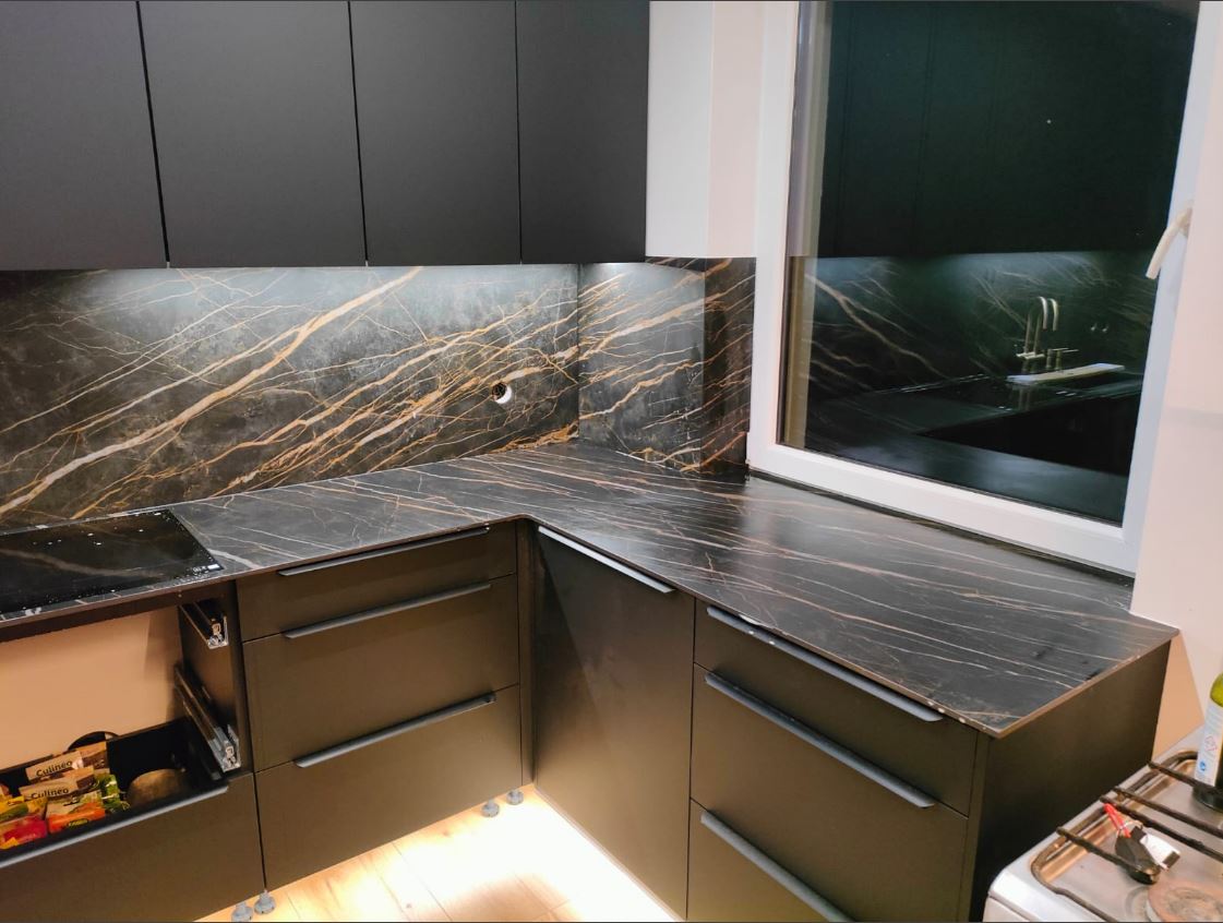 Keramikplatte aus und eine Wandverkleidung aus Noir Desir