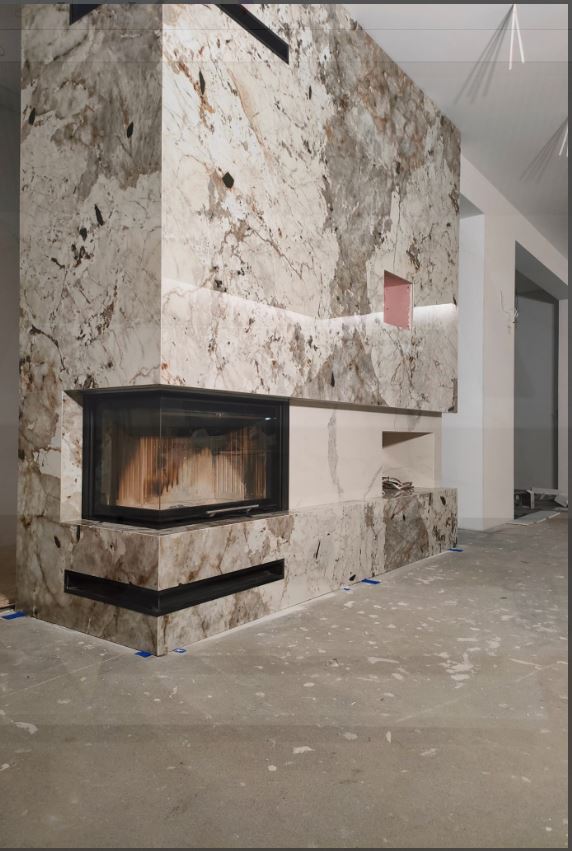 Keramikverkleidung eines Kamins