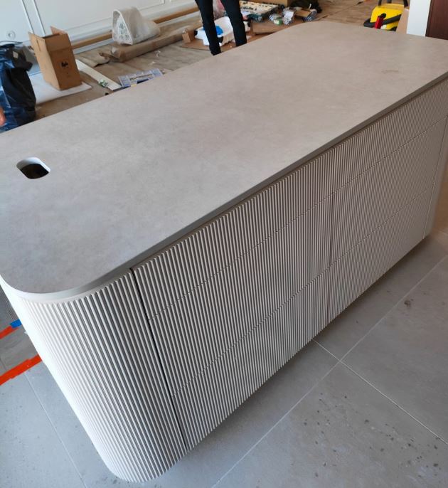 Eine Kücheninsel in einer runden Form