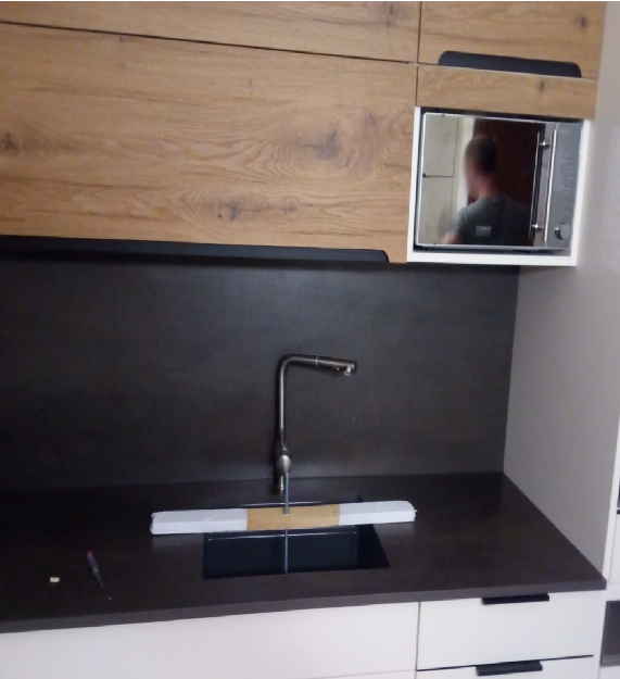 Küchenarbeitsplatte aus dunkler Keramik