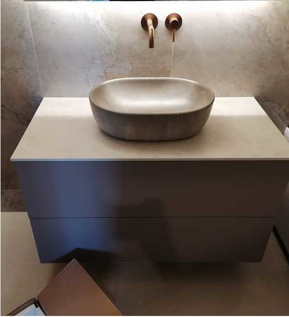 Badezimmerarbeitsplatte im modernen Bad