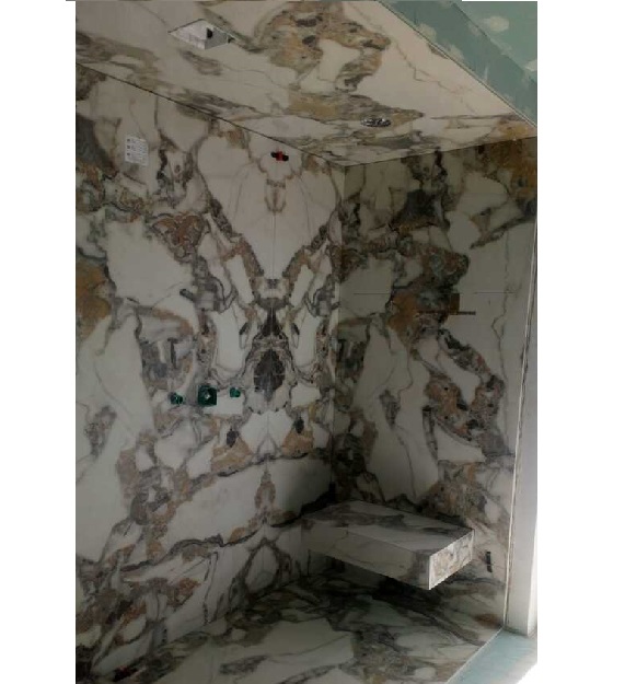 Wandverkleidung aus Keramik im Badezimmer