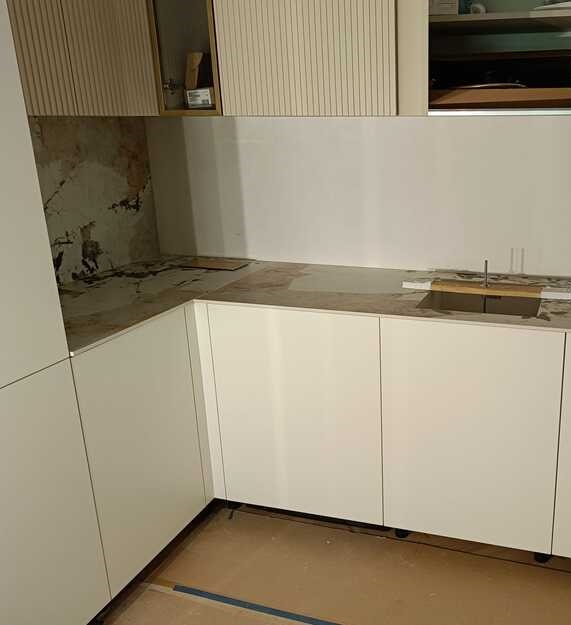 Küchenarbeitsplatten und Wandbeläge aus Keramik