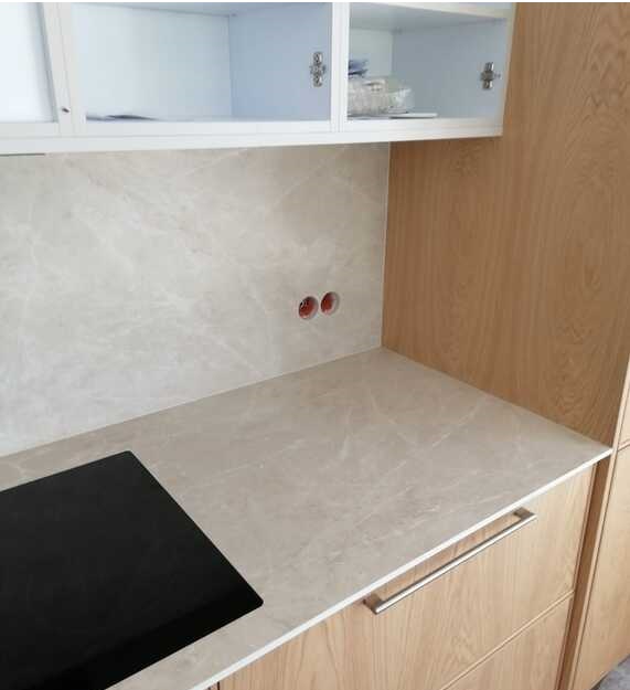 Küchenarbeitsplatten und eine halbrunde Insel aus Laminam Diamond Cream matt 12,5mm