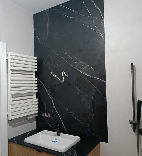 Badezimmerarbeitsplatten aus Laminam Calacatta Black Bocciardato