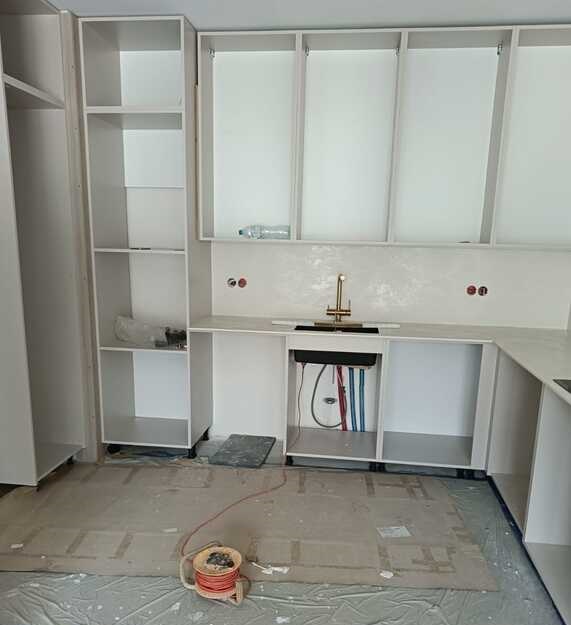 Küchenarbeitsplatten und Spritzschutz aus Laminam Bianco Oxide