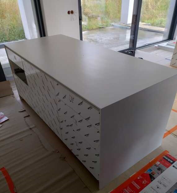 Küchenarbeitsplatten mit einer Insel aus Interlite Bianco 12,5 mm