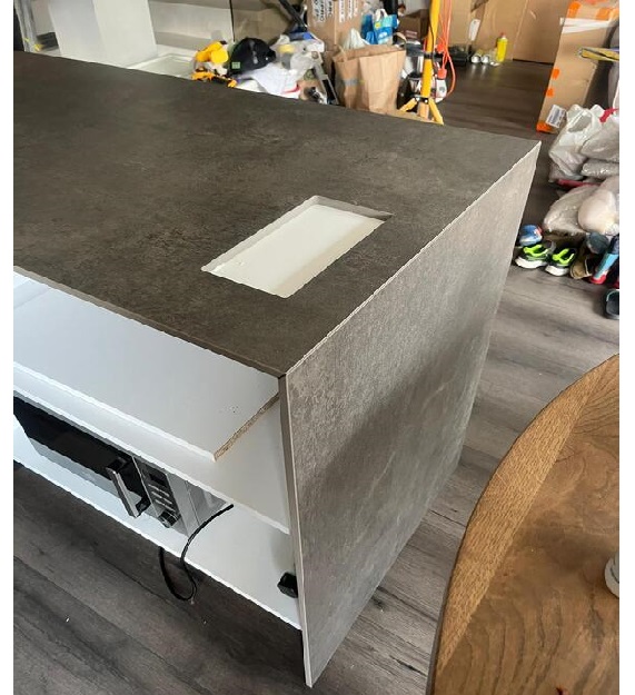 Küchenarbeitsplatten und eine Insel aus Laminam Fokos Piombo
