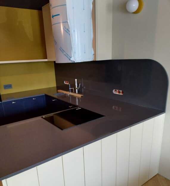 Küchenarbeitsplatten aus Konglomerat Quarella Gris Antracita