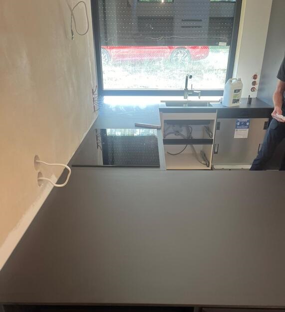 Moderne Küche mit Arbeitsplatten aus Neolith Nero Satin