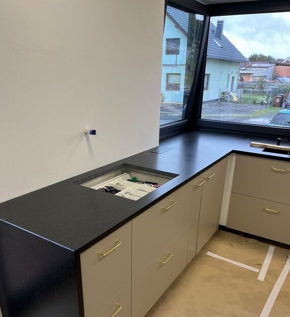 Küchenarbeitsplatten und eine Insel aus Assoluto Black