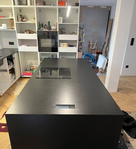 Küchenarbeitsplatten und eine Insel aus Granit Assoluto Black