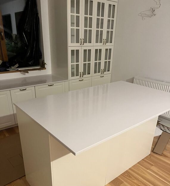 Küchenarbeitsplatten und Kücheninsel aus Silestone Bianco Zeus