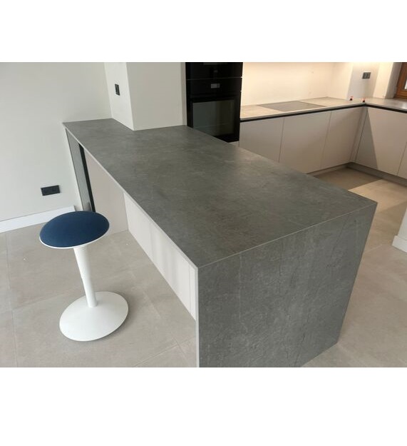Umsetzung mit Elementen aus Keramik Dekton Soke