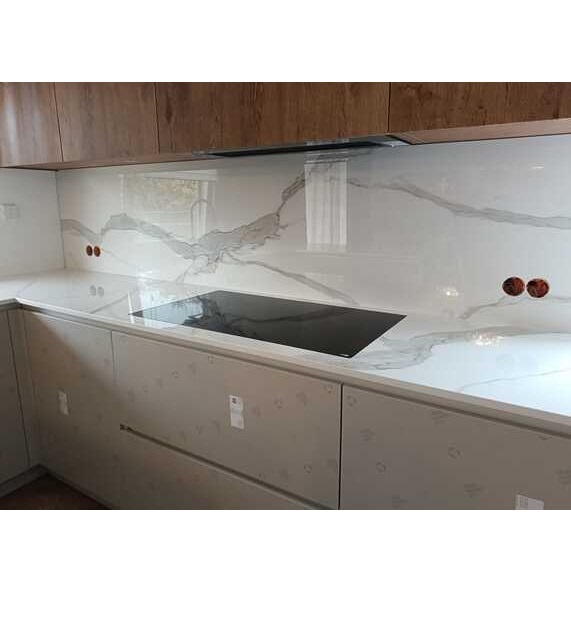 Arbeitsplatten und eine Wandverkleidung aus Keramik Laminam Calacatta Michelangelo