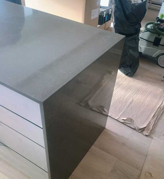 Arbeitsplatten und eine Kücheninsel aus Technistone Noble Pietra Grey