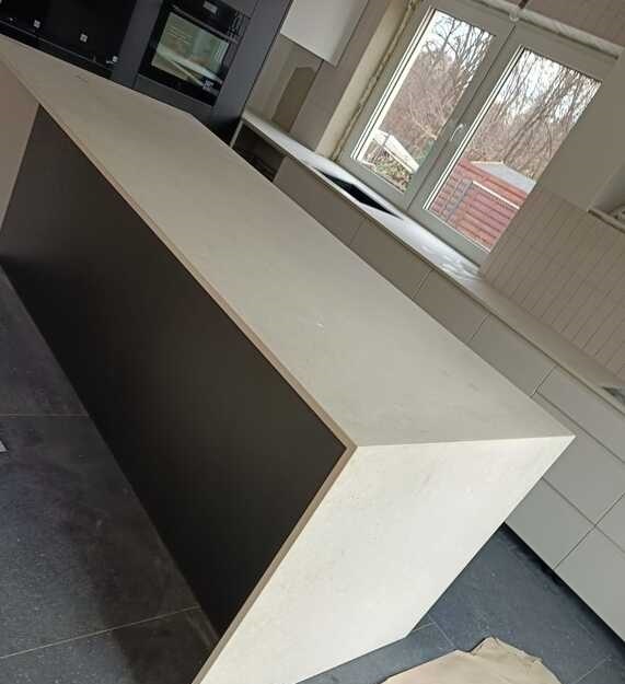 Arbeitsplatten aus dem Keramik Dekton Nebbia
