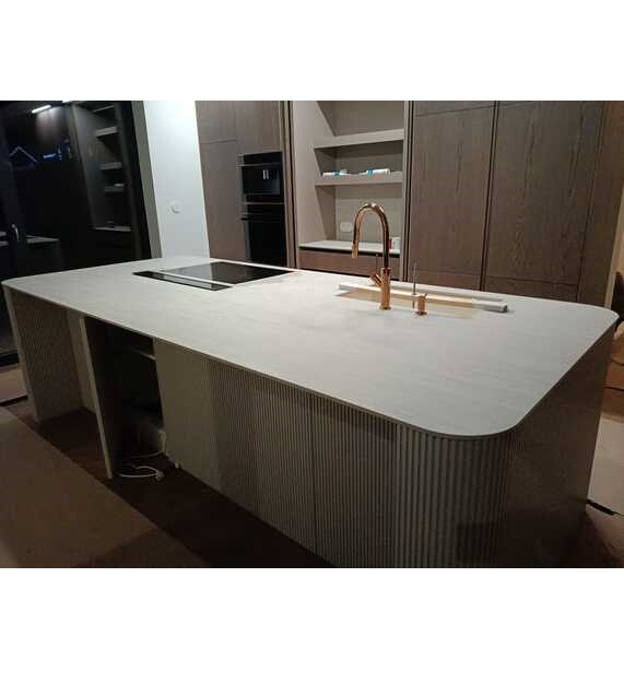Montage von Küchenarbeitsplatten und einer Kücheninsel aus Dekton Marmorio