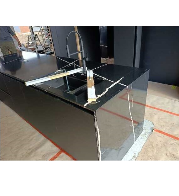Küchenelementen mit dem Konglomerat Silestone Et Noir