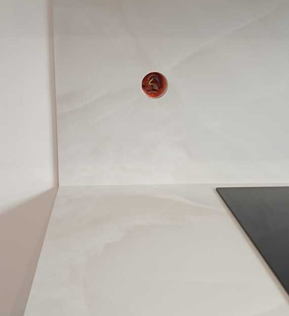 Arbeitsplatten und eine Wandverkleidung aus Keramik Franko Onice Bianco