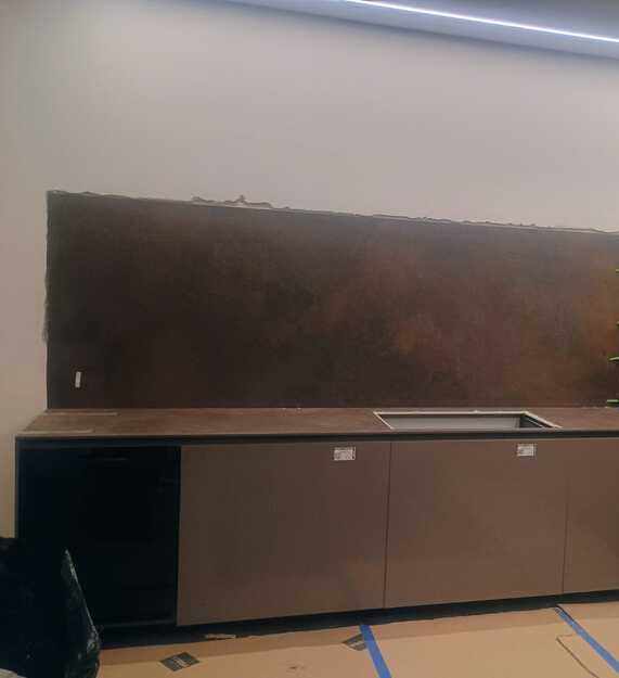 Arbeitsplatten und eine Wandverkleidung aus Keramik Laminam Ossido Bruno