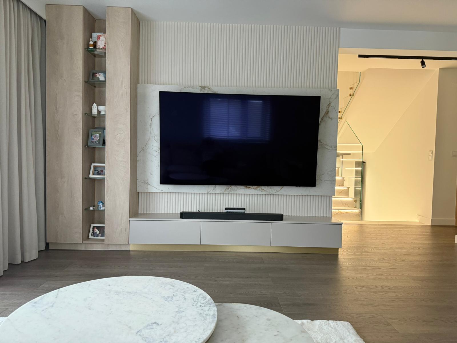 Die Fernsehwand, verkleidet mit Keramik von Franko