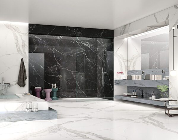 Fugenloses Bad nach Maß mit großformatigen Keramikfliesen Franko Statuario Lux