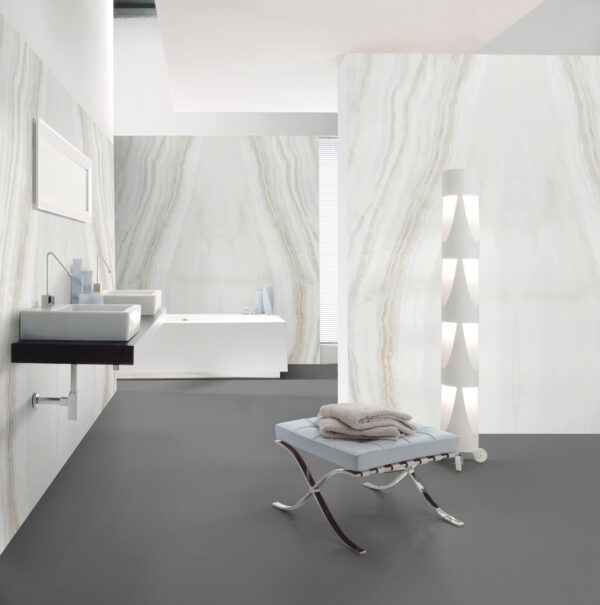 Exklusives Bad nach Maß fugenlos mit XXL-Keramikplatten Franko Jewel White
